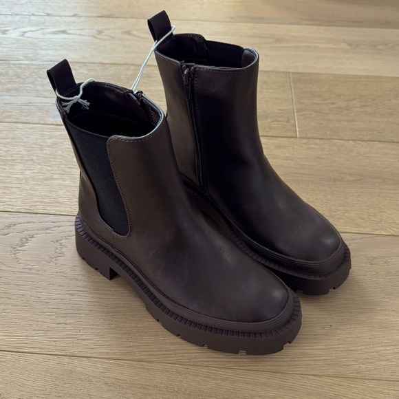 NWT American Eagle Chelsea Boot Dark Brown size 6 Woman’s - Picture 2 of 6